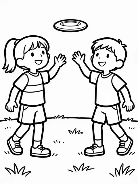 Barn spelar frisbee på en öppen äng